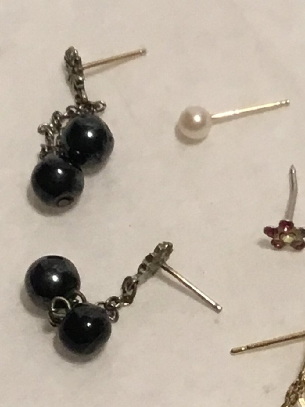 Lot of 14 lovely 14k gold earrings - mostly single stud earrings - Picture 5 of 16